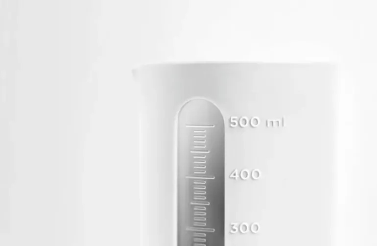 BLIM PLUS Dzbanek z miarką 0,5 l biały