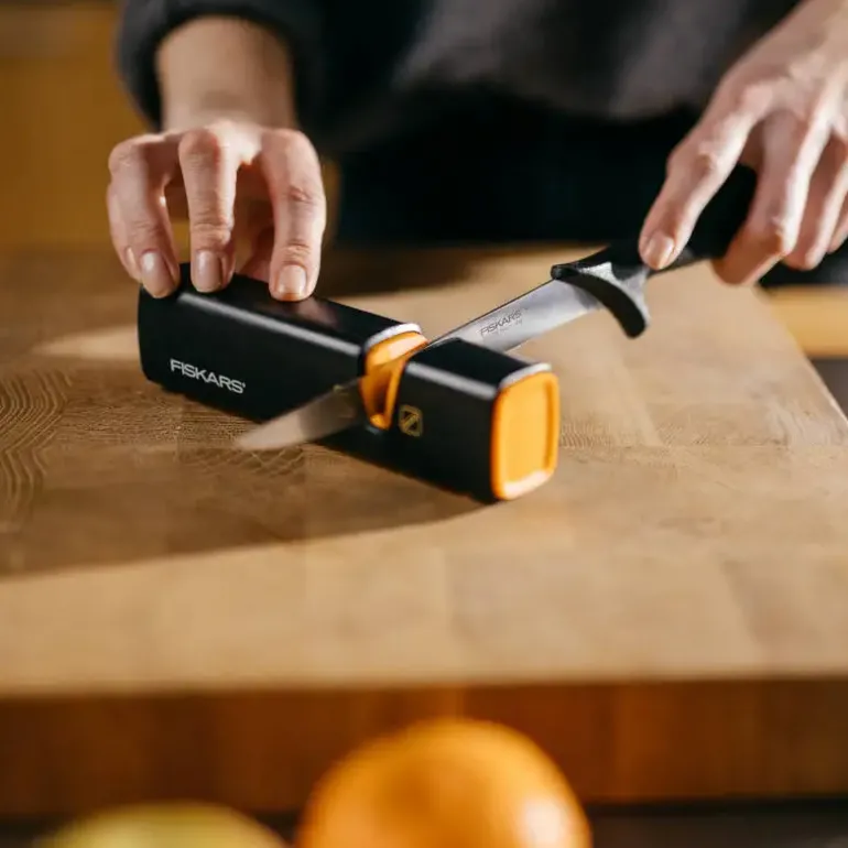 FISKARS CONTROL+ Zestaw 6 noży kuchennych FAVOURITE + COOK'S SET + Ostrzałka Edge / japońska stal nierdzewna