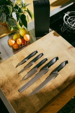 FISKARS CONTROL 1073023 Zestaw 5 noży kuchennych w czarnym bloku + Ostrzałka Essential