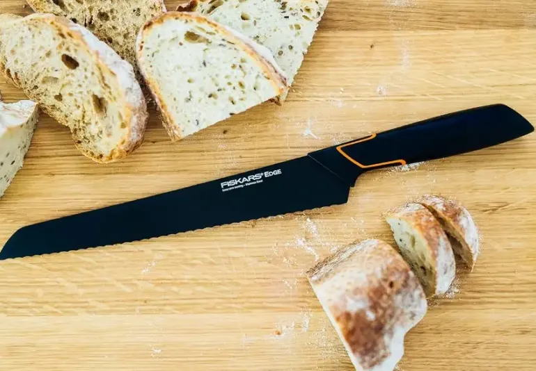 FISKARS EDGE 1003093 Nóż do chleba 23 cm / japońska stal nierdzewna