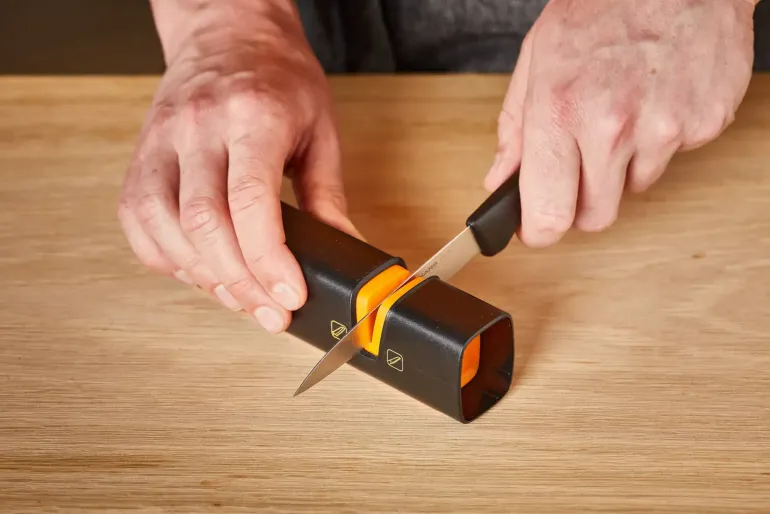 FISKARS EDGE Ostrzałka do noży Roll-Sharp / Rękojeść Softgrip