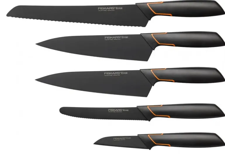 FISKARS EDGE 1003099+1003098 Zestaw 5 noży kuchennych w bloku czarnym / stal 420J2 / czarne ostrza + OSTRZAŁKA Edge