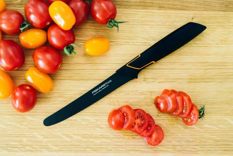 FISKARS EDGE 1003099 Zestaw 5 noży kuchennych w bloku czarnym / stal 420J2 / czarne ostrza + OSTRZAŁKA Essential