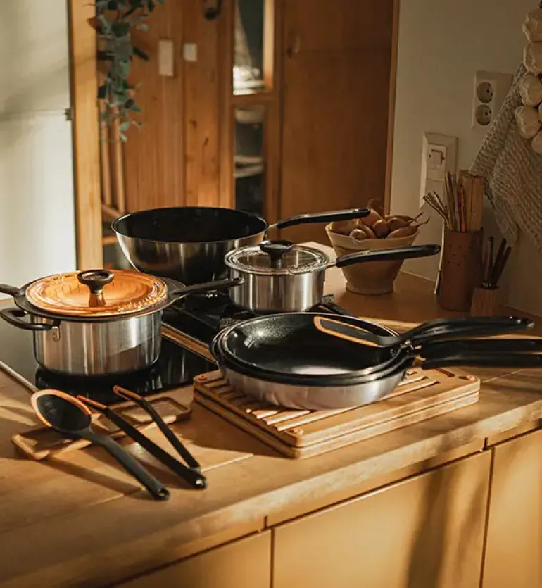 FISKARS FUNCTIONAL FORM Komplet patelni 20, 24, 28 cm + pokrywki silikonowe TADAR + Wok / powłoka Ceratec™