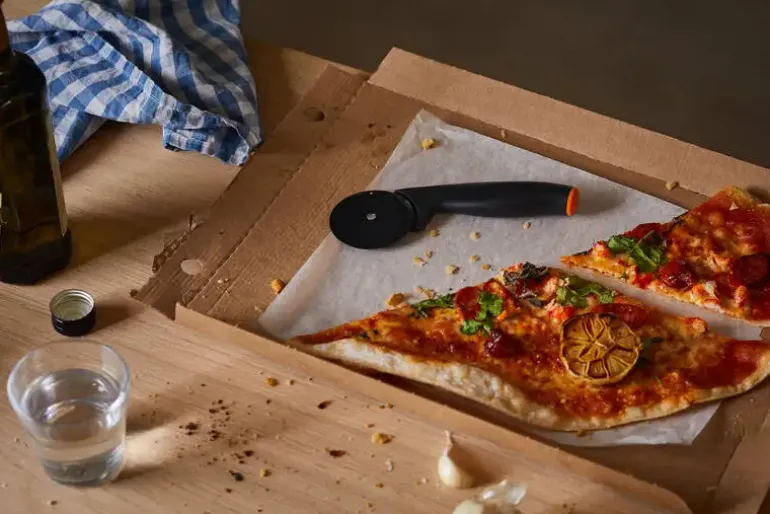 FISKARS FUNCTIONAL FORM 1019533 Nóż do pizzy / stal nierdzewna