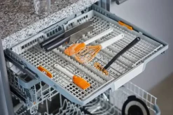 FISKARS FUNCTIONAL FORM 1023613 Trzepaczka z silikonowymi końcami / tworzywo sztuczne