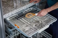 FISKARS FUNCTIONAL FORM 1023613 Trzepaczka z silikonowymi końcami / tworzywo sztuczne