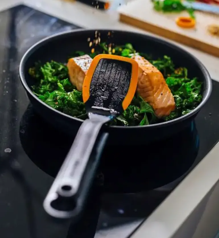 FISKARS KITCH'N 1055650 Patelnia 28 cm + pokrywka silikonowa / powłoka nieprzywierająca