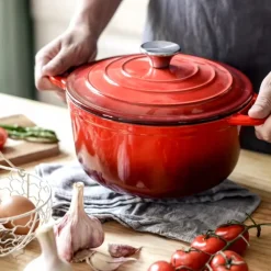 HAGE Garnek żeliwny emaliowany 4 l z pokrywką 24 cm czerwony