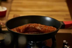 ZWIEGER OBSIDIAN Patelnia 24 cm powłoką GREBLON non- stick + pokrywka uniwersalna Tadar